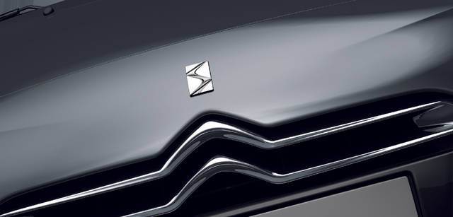  フロントとリアに専用のエンブレムを配する。