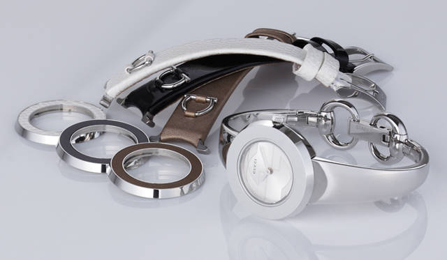 <b>GUCCI｜グッチ</b>　右のステンレススチール モデルをベースに、選択するマテリアルによりプライスが異なる。ウォッチ「U-PLAY」（スモールモデル 27mm）ホワイトリザード ストラップ 11万9700円、ブラックパテント ストラップ 11万2350円、ベージュサテン ストラップ 11万2350円（すべてグッチ／ラグジュアリー・タイムピーシーズ ジャパン／グッチ）