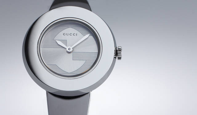 <b>GUCCI｜グッチ</b>　基本となるステンレススチールのブレスレットタイプのウォッチ。強さとモダニティを兼ね備えたシンプリシティが魅力だ。