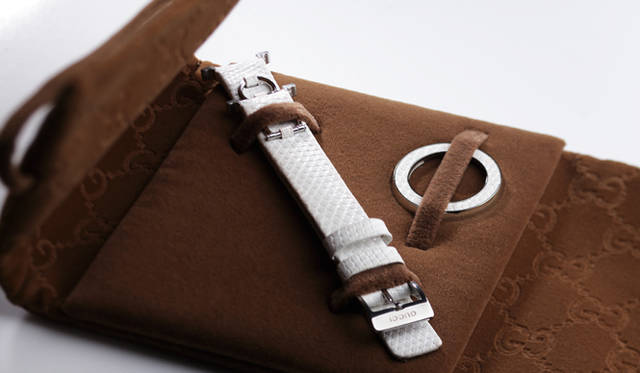 <b>GUCCI｜グッチ</b>　替えとなるストラップは、GGマークがほどこされた専用ケース入り。替えストラップをひとつ購入するごとにセットとなってついてくる。