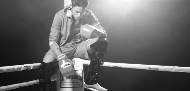 <strong>Onitsuka Tiger｜オニツカタイガー</strong>　パーカー　1万1150円（9月中旬発売）、3/4スリーブTシャツ　6195円（9月中旬発売）、パンツ　7245円　（オニツカタイガー／アシックスお客様相談室  0120-77-6338）