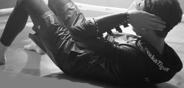 <strong>Onitsuka Tiger｜オニツカタイガー</strong> 　パーカ　1万7850円、パンツ　9345円、レギンス　8295円、ヘッドバンド　3045円　（オニツカタイガー／アシックスお客様相談室  0120-77-6338）