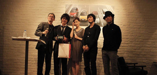  「アンチレトロナイト」　左からロバート・ハリスさん、吉田由美さん、ルーフデザイン審査会優勝者、ノーザイナーさん、川上俊さん。。