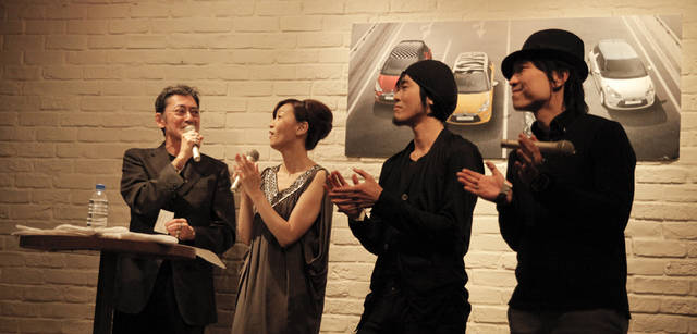   「アンチレトロナイト」　左からロバート・ハリスさん、吉田由美さん、ノーザイナーさん、川上俊さん。