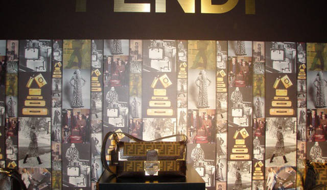 <b>FENDI｜フェンディ</b>　2010-11秋冬展示会より。「ダブルFロゴ」が象徴的に入れられたバッグ。