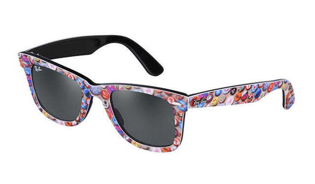 <b>Ray-Ban｜レイバン</b>　「Ray-Ban Rare Prints Summer collection」 BUTTON PINS<br>「ボタン・ピン」は明るく生き生きとした外観。ビビッドなカラーに、ホワイト、レッド、ブルー、ブラックが組み合わされている。フロントが黒であしらわれ、内側が「ボタン・ピン」のバージョンもあり。