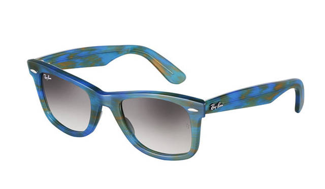 <b>Ray-Ban｜レイバン</b>　「Ray-Ban Rare Prints Summer collection」 COLOR TWIRL<br>「カラー・トワイアル」モチーフのウェイファーラーは、レインボーカラーからダークな抑えた色あいまで、活力あふれるサイケデリックな色調になっている。