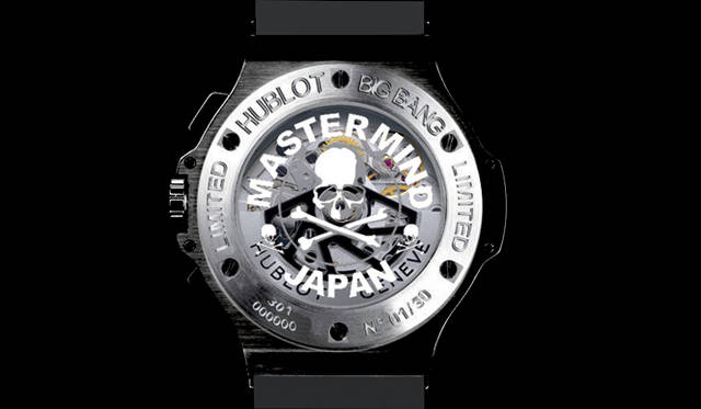 <b>HUBLOT×mastermind JAPAN｜ウブロ×マスターマインド｜THdoor白金台｜</b>　スケルトンになった裏ブタにも、マスターマインド・ジャパンのロゴが大胆にほどこされている。「ビッグ・バン マスターマインド・ジャパン」 189万円 （THdoor<ティーエイチ・ドア>白金台）