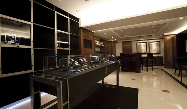 <b>THdoor<ティーエイチ・ドア>白金台</b>　Tel. 03-6459-3986　　東京都港区白金台5-5-2　www.thdoor.jp　　完全予約制により、ゆったり時計選びが楽しめる配慮がされている。オープン1周年記念モデル「ビッグ・バン マスターマインド・ジャパン」（限定30本）は、2010年7月17日（土）より販売開始。