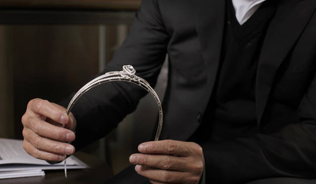 <b>Chaumet｜ショーメ</b> ショーメの代表的なクリエイションであるティアラ。ショーメでは各コレクションの発表ごとにあたらしいヘッドジュエリーを製作している。　中央のドロップ型のダイヤモンドモチーフもリングのイメージへとつなげられた。
