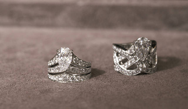 <b>Chaumet｜ショーメ</b> 「ジョゼフィーヌ」から、ともに1点もののハイジュエリー。PT×ダイヤモンド 左：1806万円、右：272万円。