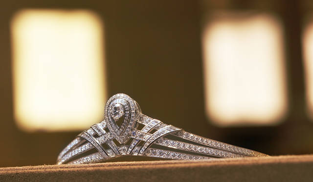 <b>Chaumet｜ショーメ</b> ティアラの優美なデザインは、緻密なデッサンからはじまる。パリのショーメ美術館には40万点をも超えるデッサンが保存されている。