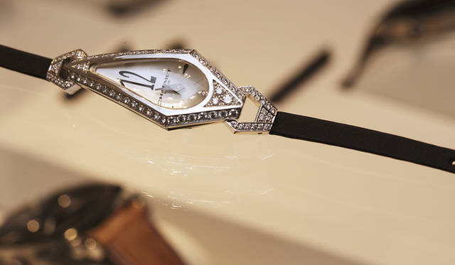 <b>Chaumet｜ショーメ</b> 「ジョゼフィーヌ」のウォッチ。フィット感が出るように湾曲したサファイアガラスやベルト通しにもダイヤモンドをセッティングした、クラシカルで豪華な腕時計。472万5000円。