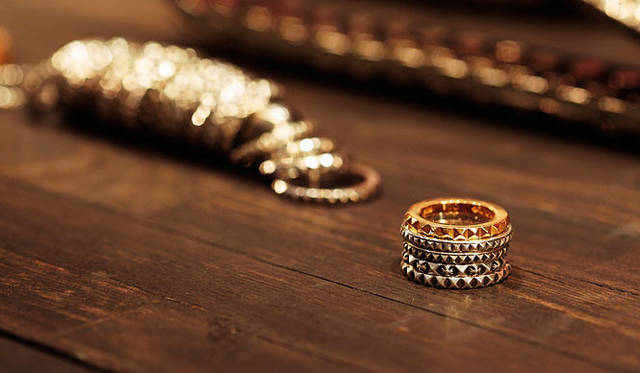 <b>CHROME HEARTS│クロムハーツ</b>　PUNK SERIES新作リング<br>True Fucking Punk Big Punk-22K YG 14万5950円、True Fucking Punk Plus Punk-Silver(小さなクロスの入ったリング）3万4650円、True Fucking Punk Baby Punk-Silver(小さなピラミッドスタッズのリング）3万4650円、True Fucking Punk VJ Punk-Silver（中サイズのピラミッドスタッズのリング）3万4650円、True Fucking punk Big Punk-Silver(大サイズのピラミッドスタッズのリング）3万4650円