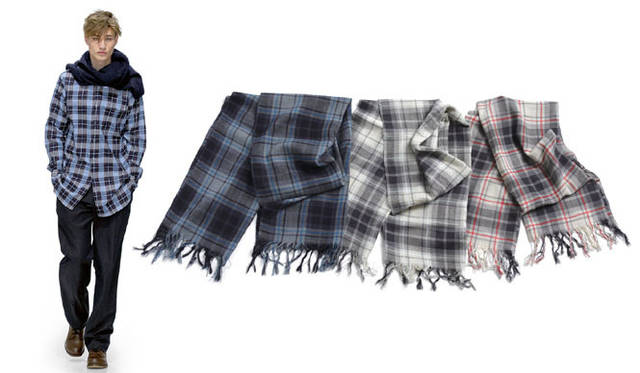 　2010秋冬メンズコレクション<br>左／チェックシャツ3万4650円、マフラー替わりのニット3万7800円、トラウザーズ4万950円、シューズ4万9350円（MHL.）、右／マフラー各2万8350円