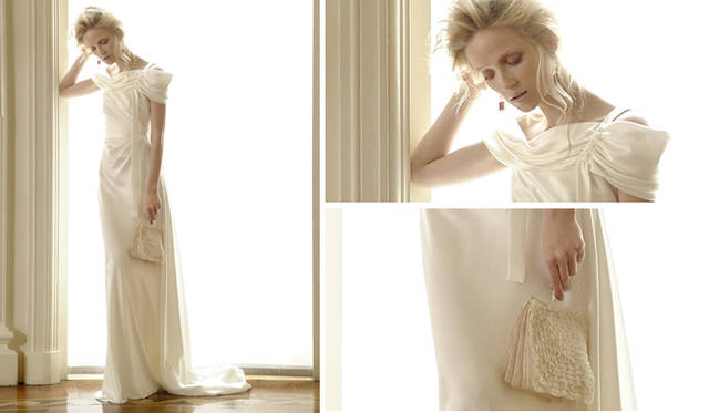 <b>ALBERTA FERRETTI｜アルベルタ フェレッティ｜“FOREVER” BRIDAL COLLECTION 2011</b>　ネックラインがアシンメトリーにデザインされた「Lily（ユリ）」のドレス。縦のラインを強調するシルエットが上品で美しい。