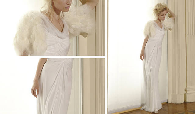 <b>ALBERTA FERRETTI｜アルベルタ フェレッティ｜“FOREVER” BRIDAL COLLECTION 2011</b>　「Forget-Me-Not（忘れな草）」は小さなフェザーケープをあしらってポイントにして。ネックラインからやわらかに流れるようなシルクモスリンも、最高の着心地。
