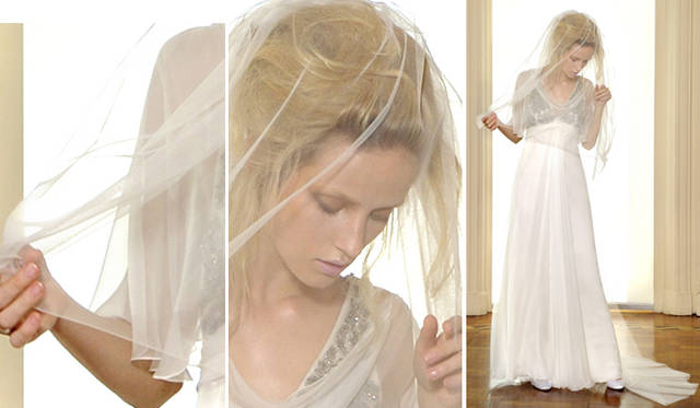 <b>ALBERTA FERRETTI｜アルベルタ フェレッティ｜“FOREVER” BRIDAL COLLECTION 2011</b>　デリケートな袖のあしらいが透明感溢れるドレス「Camelia（椿）」。エンパイアラインのドレスで、プリンセス気分を味わって。