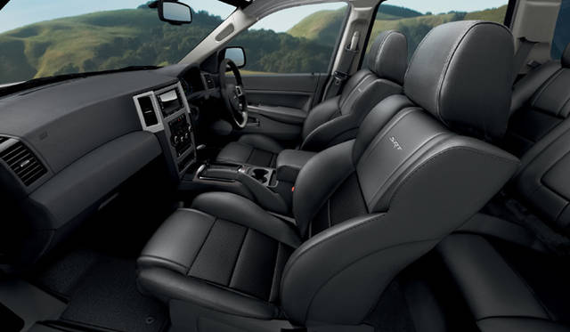 <b>JEEP GRAND CHEROKEE｜ジープ・グランドチェロキー</b>