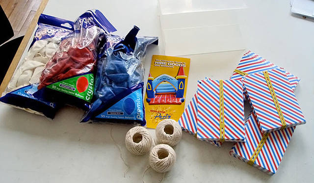 橋詰 宗｜airmail<br>RCAの卒業制作展に開催されたワークショップ。参加者は好きな質問を葉書に記入し、風船につけて空に飛ばし、それを路上で拾ったひとが答え、最終的にその結果をネットで見ることができるプロジェクト。