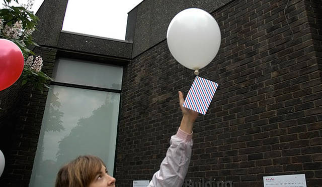 橋詰 宗｜airmail<br>RCAの卒業制作展に開催されたワークショップ。参加者は好きな質問を葉書に記入し、風船につけて空に飛ばし、それを路上で拾ったひとが答え、最終的にその結果をネットで見ることができるプロジェクト。