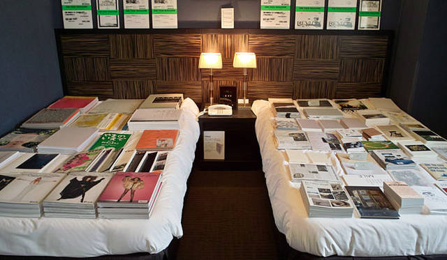 橋詰 宗｜BOOKS SHOP<br>グラフィックデザイナー、編集者らによって立ち上げられた本にまつわるプロジェクト。初回はアートフェアの一環で、ホテルの一室を本屋に変え、取り扱う本の選定から流通、本の販売といったプロセスを自身でおこなった。