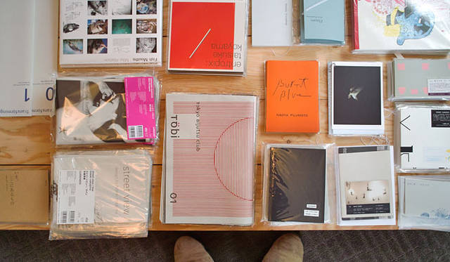 橋詰 宗｜BOOKS SHOP<br>グラフィックデザイナー、編集者らによって立ち上げられた本にまつわるプロジェクト。初回はアートフェアの一環で、ホテルの一室を本屋に変え、取り扱う本の選定から流通、本の販売といったプロセスを自身でおこなった。