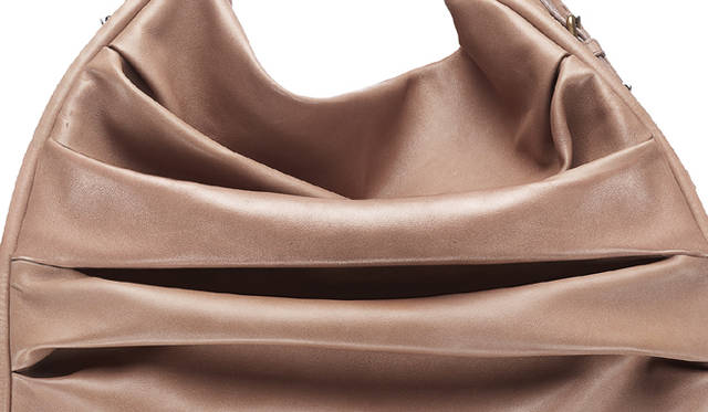 <b>Christian Dior｜クリスチャン　ディオール</b>　「LIBE DIOR」アンティーク風ラムスキン　スモール　23万1000円　ミディアム　26万2500円