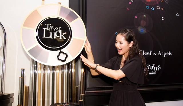 <b>Van Cleef & Arpels｜ヴァン クリーフ＆アーペル</b> 小西真奈美さんによって抽選会がスタート。