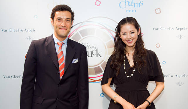 <b>Van Cleef & Arpels｜ヴァン クリーフ＆アーペル</b> 小西真奈美さんとヴァン クリーフ＆アーペルCEOのアラン・ベルナール氏（左）。