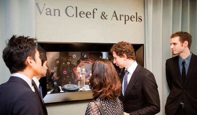 <b>Van Cleef & Arpels｜ヴァン クリーフ＆アーペル</b> ゆったりとした雰囲気の中で時計やジュエリーに触れる。