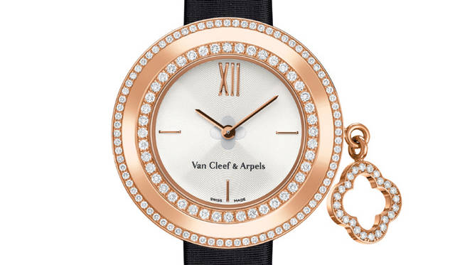 <b>Van Cleef & Arpels｜ヴァン クリーフ＆アーペル</b> 25ミリのケースが手になじむ「チャーム ミニ」。クォーツ、PGケース、ベゼルに2連のダイヤモンド、ギヨシェダイヤル、白アリゲーターストラップ＋黒サテンストラップ、112万3500円