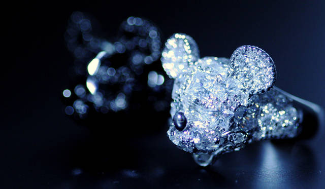 <b>Velvet Lounge｜ヴェルヴェットラウンジ </b>　「STARDUST MICKEY RING」　各3万6750円（ともにヴェルヴェットラウンジ／ヴェルヴェットラウンジ大丸東京店）　©Disney