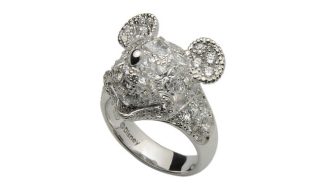 <b>Velvet Lounge｜ヴェルヴェットラウンジ </b>　「STARDUST MICKEY RING／White」3万6750円（ヴェルヴェットラウンジ／ヴェルヴェットラウンジ大丸東京店）　©Disney