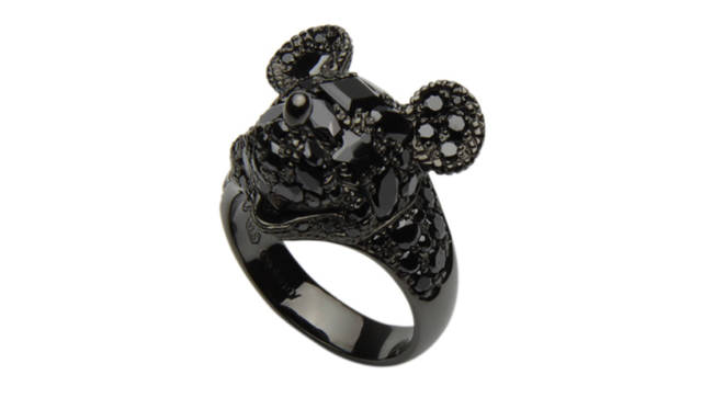 <b>Velvet Lounge｜ヴェルヴェットラウンジ </b>　「STARDUST MICKEY RING／Black」3万6750円（ヴェルヴェットラウンジ／ヴェルヴェットラウンジ大丸東京店）　©Disney