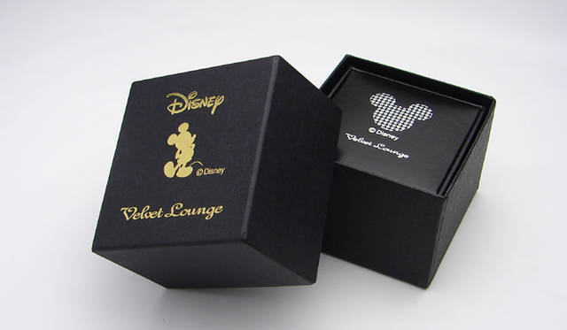 <b>Velvet Lounge｜ヴェルヴェットラウンジ </b>　「STARDUST MICKEY RING」ウォルトディズニー×ヴェルヴェットラウンジのWネームによる特別パッケージ入り。　©Disney