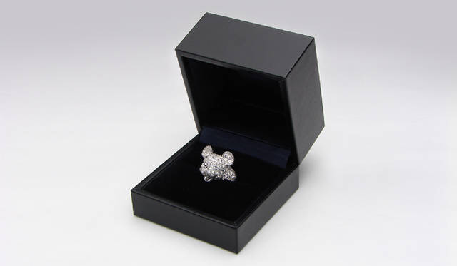 <b>Velvet Lounge｜ヴェルヴェットラウンジ </b>　「STARDUST MICKEY RING／White」スペシャルパッケージに入れられたようす。3万6750円（ヴェルヴェットラウンジ／ヴェルヴェットラウンジ大丸東京店）　©Disney