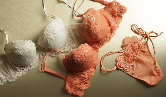 <b>STUDIO SHINNO｜スチューディオ シンノ</b>　上質なリバーレースを使用。圧迫感のない着け心地の軽さ、楽さには定評があり、美しいレースが脇から背中にかけて程よく補正してくれる。　ブラジャー 各1万7850円、タンガ4515円（STUDIO SHINNO／スチューディオ新野）