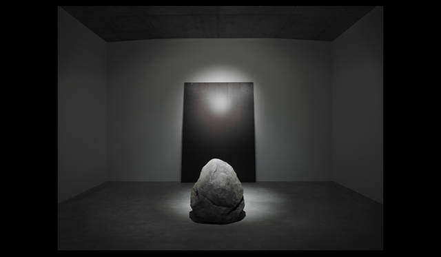 ART｜安藤忠雄建築による『李禹煥美術館』直島にオープン　李禹煥「関係項-沈黙」（2010）　写真＝山本 糾