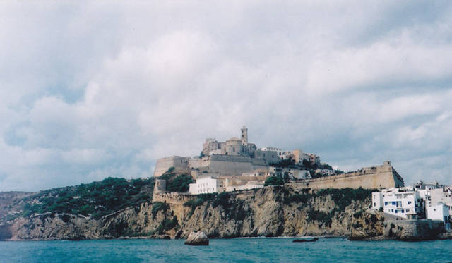 連載｜イビザから極上のチルアウトをお届け──Ibiza Chillout Lounge Vol.01　青い地中海を臨む屋久島ほどの小さな島 イビサ。