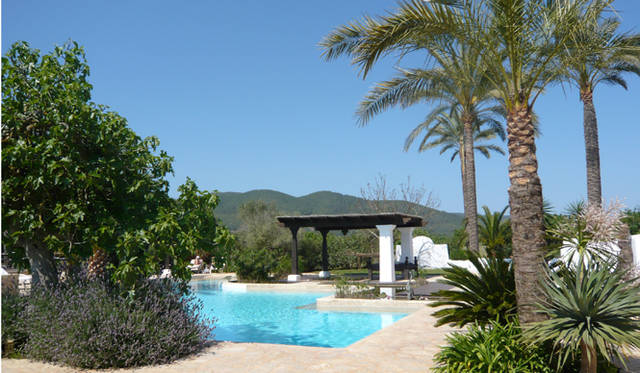 連載｜イビザから極上のチルアウトをお届け──Ibiza Chillout Lounge Vol.01　イビサのホテルにはプールが欠かせない。太陽に照らされた白壁と水面のまばゆい輝きに心躍る。