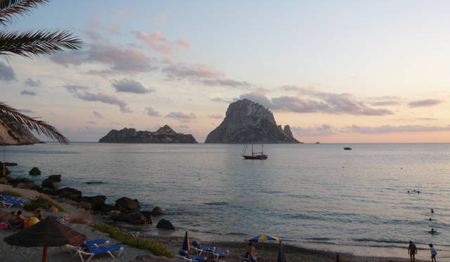 連載｜イビザから極上のチルアウトをお届け──Ibiza Chillout Lounge Vol.01　午後9時のサンセット。刻一刻と表情を変える空、力強く燃える夕陽は圧巻。