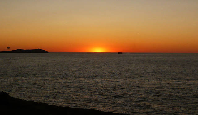 連載｜イビザから極上のチルアウトをお届け──Ibiza Chillout Lounge Vol.01　イビサを愛するひとは誰もが自分だけのお気に入りサンセットスポットをもっている。