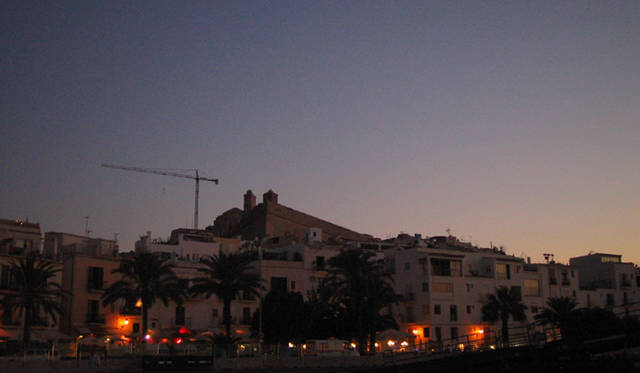 連載｜イビザから極上のチルアウトをお届け──Ibiza Chillout Lounge Vol.01　ビーチ沿いに立ち並ぶレストランは味も見晴らしも、そしてサービスも抜群！　ブランチにもお薦め。