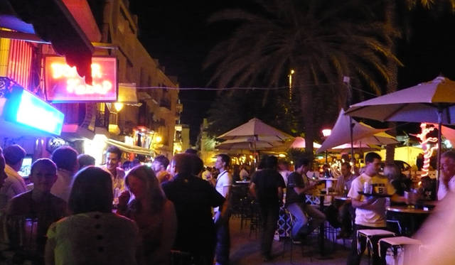 連載｜イビザから極上のチルアウトをお届け──Ibiza Chillout Lounge Vol.01　夕陽が水平線に沈んだら、クラブの聖地が目を覚ます。