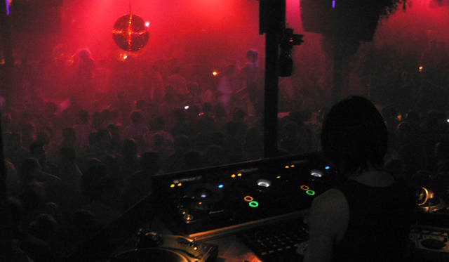 連載｜イビザから極上のチルアウトをお届け──Ibiza Chillout Lounge Vol.01　午前2時のピークタイムめがけて島中から人びとが集まった巨大フロアはパンク寸前！