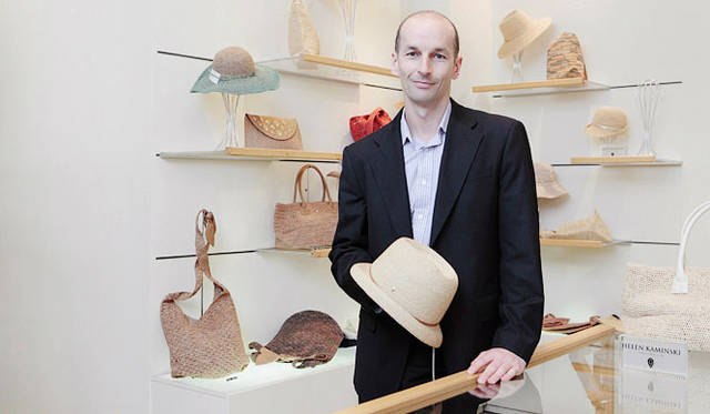 <b>HELEN KAMINSKI｜ヘレン カミンスキー</b>　帽子職人ガリー・ビショップ氏