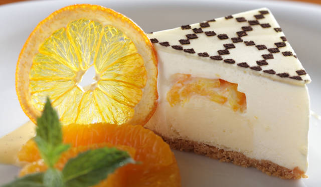<b>GUCCI｜グッチ</b>　口の中でとろける食感のレアチーズケーキは甘さ控えめで、シロップに漬けたオレンジのレイヤーがプレートに垂らされたバニラソースとともに、ほんのりと広がるチーズの香りに爽やかな夏のアクセントを添える。