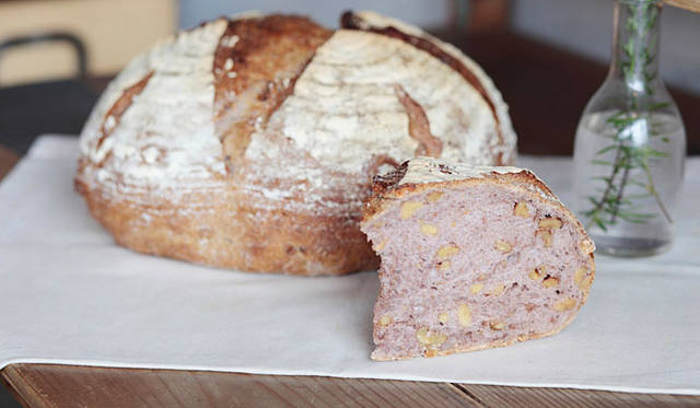 <b>AOSAN｜アオサン</b>　くるみがぎっしりとつまった田舎パン「ノアカンパーニュ」。国産小麦と天然酵母の香りがうれしい、しっかりとした食べごたえのある一品。焼き上がり予定時間 10:00 　1ホール2000円、1/2 1000円、1/4 500円、1/8 250円