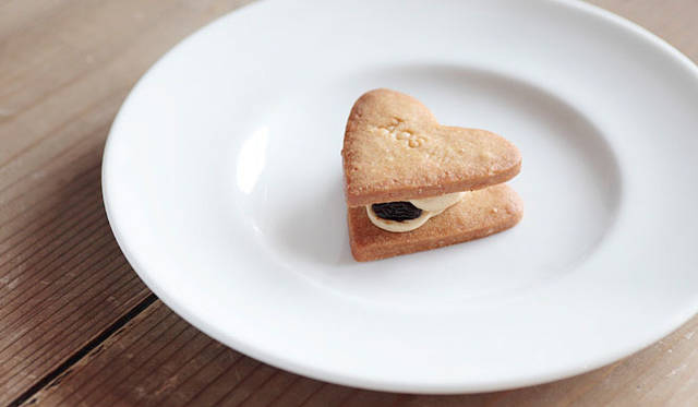 <b>AOSAN｜アオサン</b>　ハート型の「レーズンサンド」は、ラム酒のきいたレーズン入りのバタークリームをクッキー生地でサンドしたもの。ちょっとしたプレゼントにも最適だ。焼き上がり予定時間 10:00　1個150円